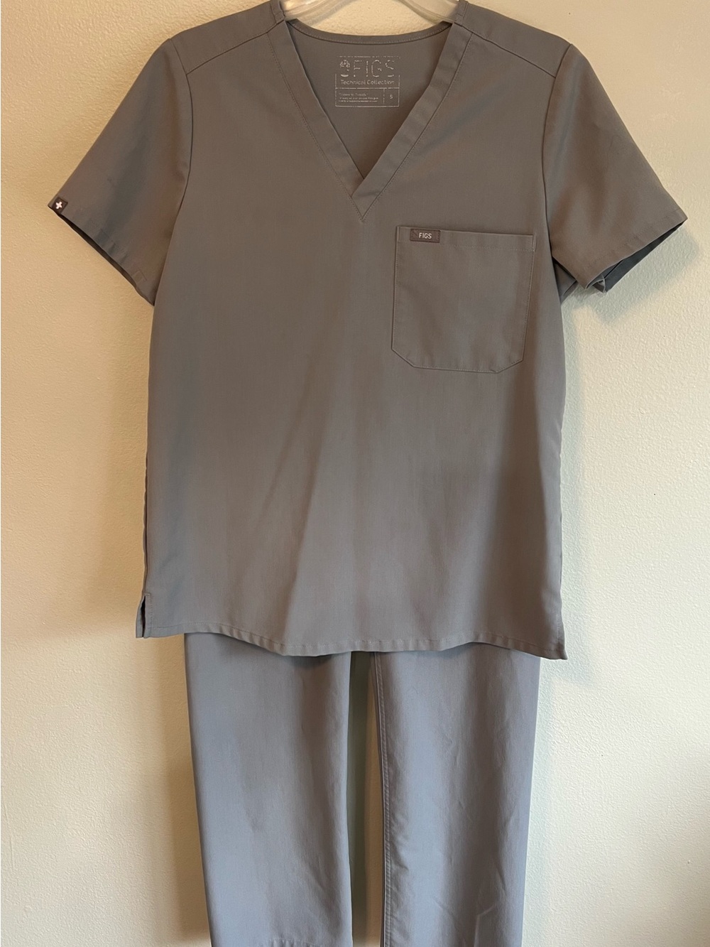 Figs Women's Short Sleeve V-Neck Scrub Top and Bottom in Gray Both Size Small.🐘